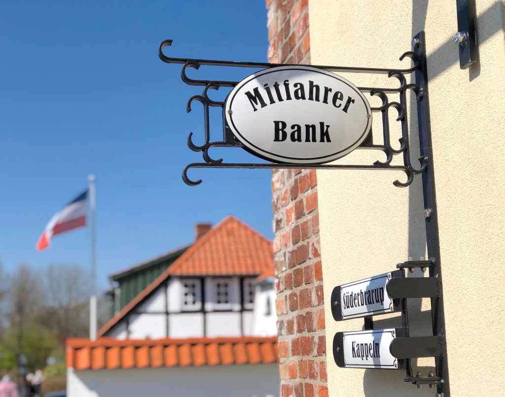 die Mitfahrerbank in Arnis: geniales Konzept : fördert die Kommunikation und schont die Umwelt