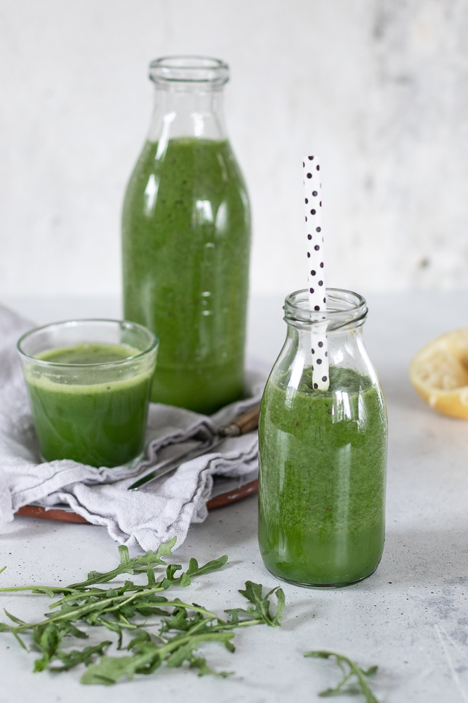 grüner Smoothie mit Rucola, Apfel und Zitrone