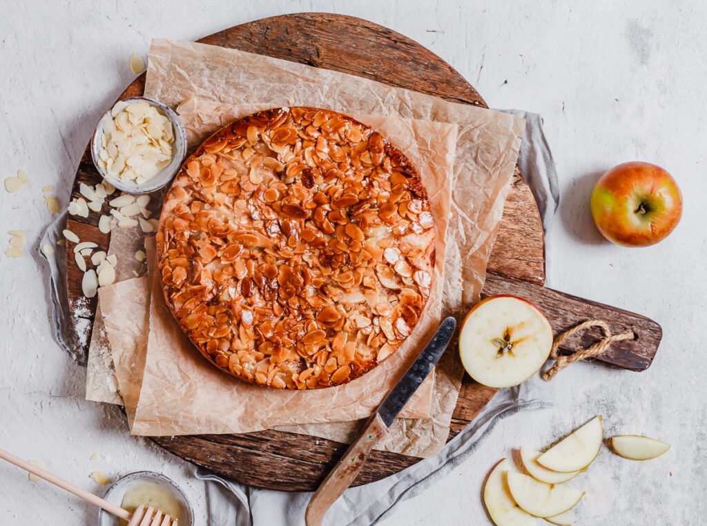 Herbstlicher Apfel-Kladdkaka mit Mandel-Karamell-Crunch: der darf zur Fikastunde nicht fehlen
