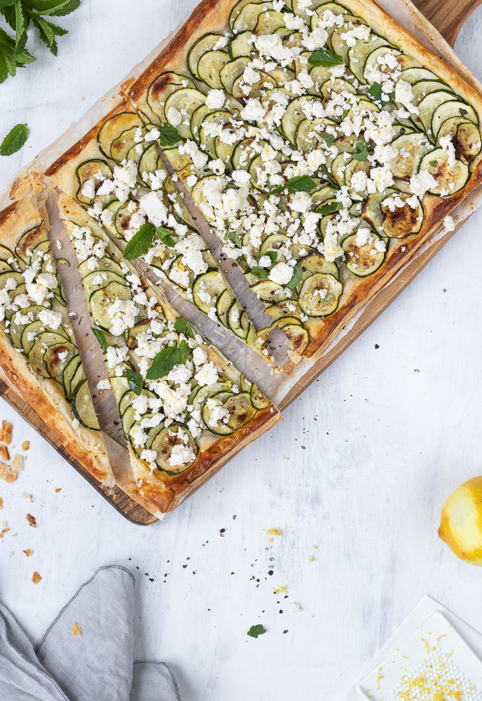 Zucchini-Tarte: eine gelungene Kombination aus Blätterteig, Feta und Minze.