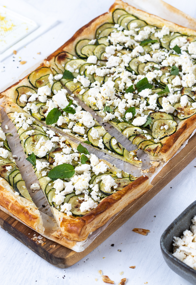 Zucchini-Tarte: eine gelungene Kombination aus Blätterteig, Feta und Minze.