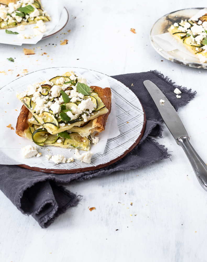 Zucchini-Tarte mit Feta und Minze: ein schneller leckerer Snack nicht nur für Gäste!