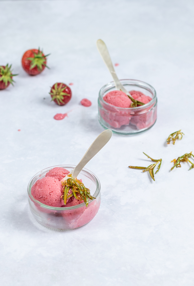 Erdbeer-Joghurt-Granité mit karamelisiertem Rosmarin, ein leckeres Sommerdessert!