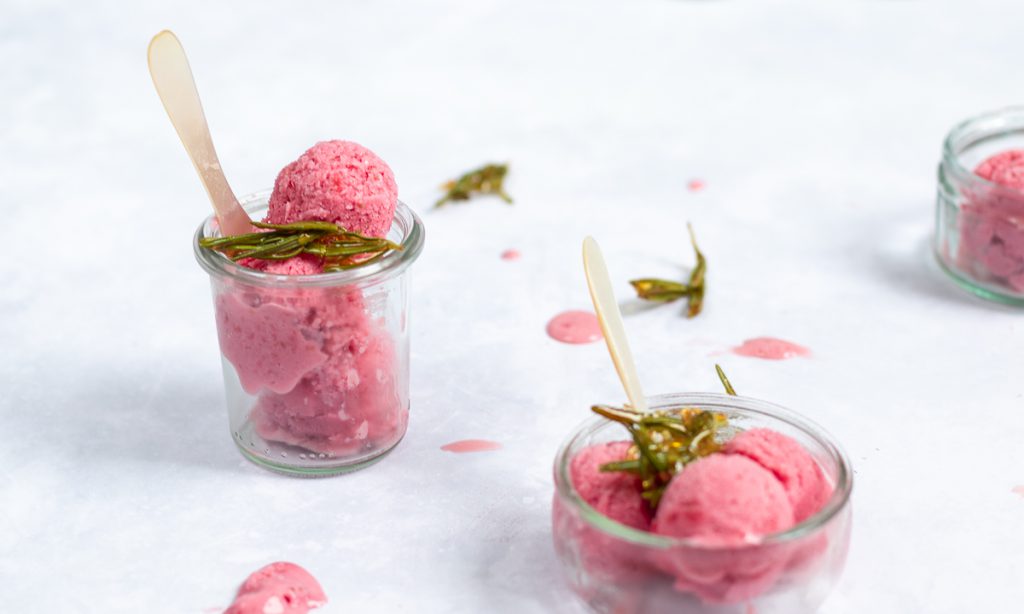 Erdbeer-Joghurt-Granité mit karamelisiertem Rosmarin, ein leckeres Sommerdessert!