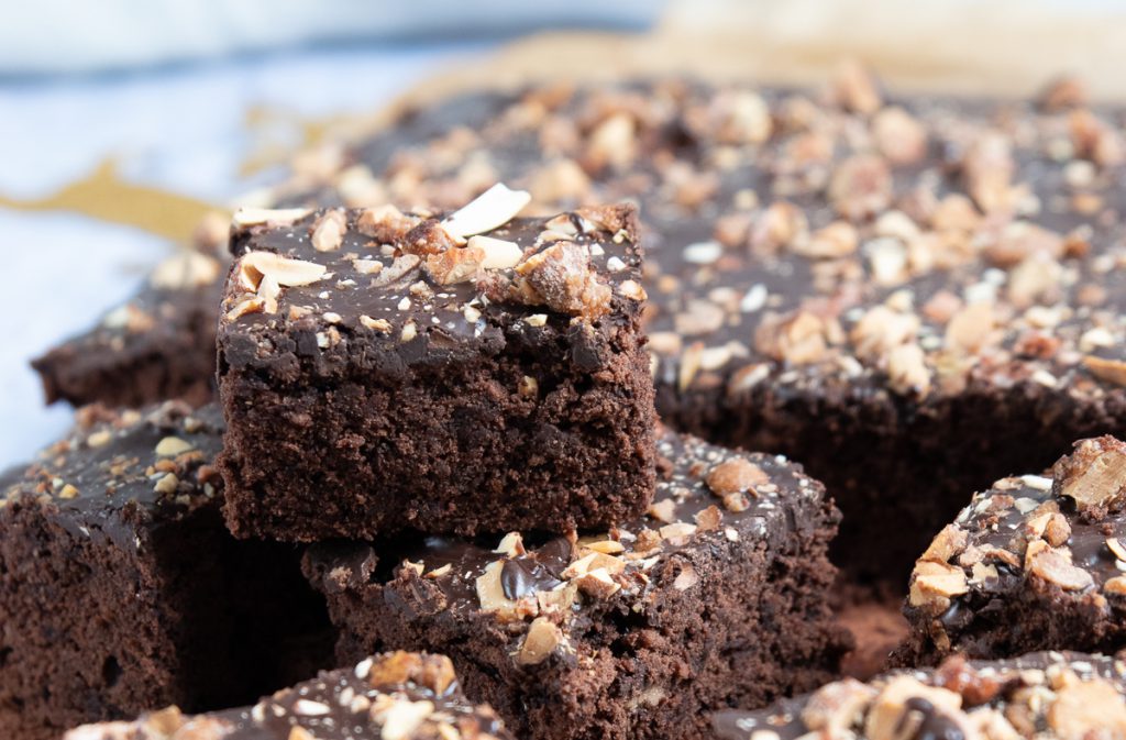 Saftig-schokoladiger Gewürzkuchen mit einem crunchigen Topping aus ...