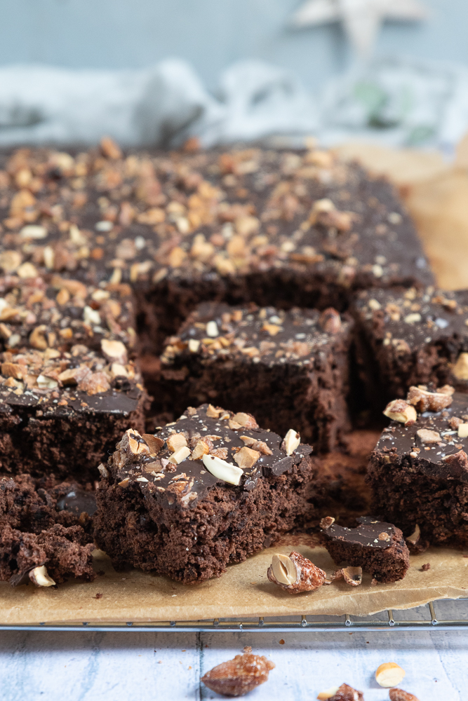 Saftig-schokoladiger Gewürzkuchen mit einem crunchigen Topping aus ...