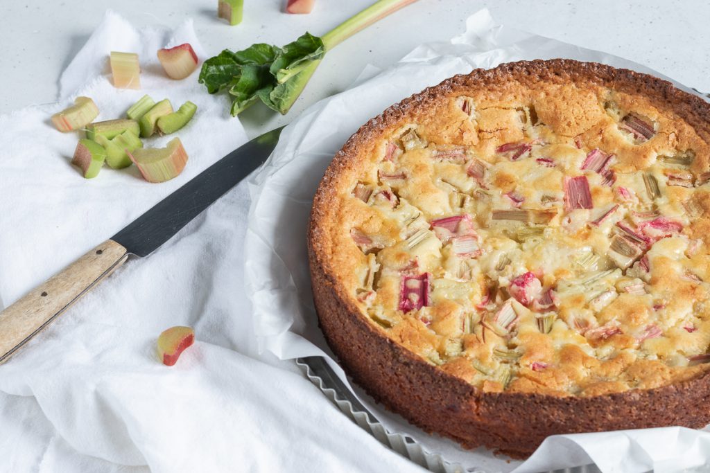Weißer Schokoladenkuchen mit Rhabarber oder „weißer“ Kladdkaka: die ...