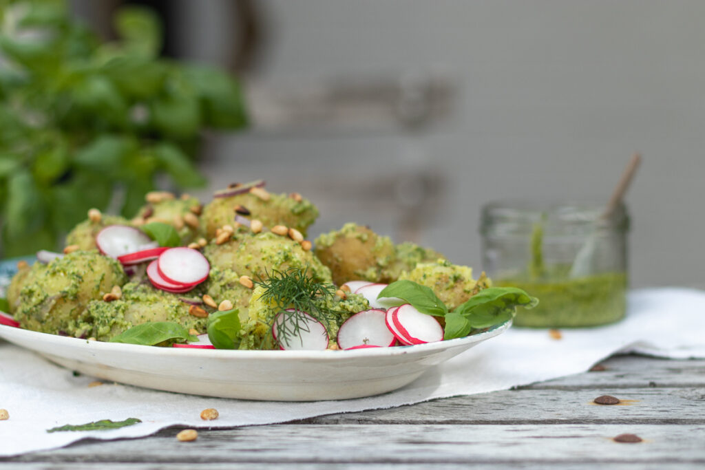 Kartoffelsalat mit Zitronen-Kräuterpesto: der schmeckt nicht nur zum ...